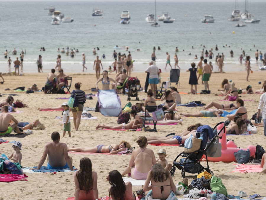 Tras semanas de lluvia, el sol por fin hizo acto de presencia y animó al público para tomar los primeros rayos de sol