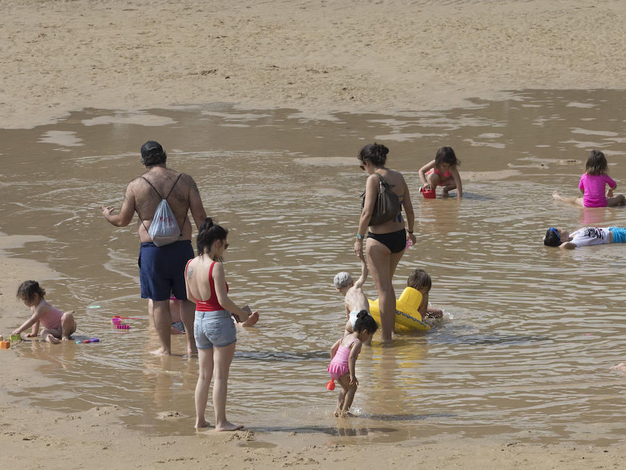 Tras semanas de lluvia, el sol por fin hizo acto de presencia y animó al público para tomar los primeros rayos de sol