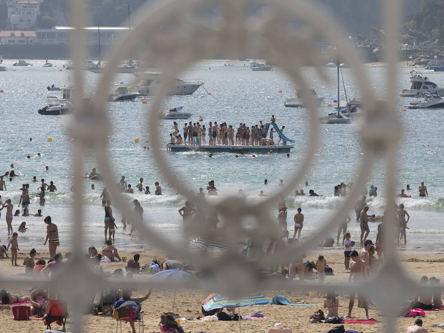 Tras semanas de lluvia, el sol por fin hizo acto de presencia y animó al público para tomar los primeros rayos de sol