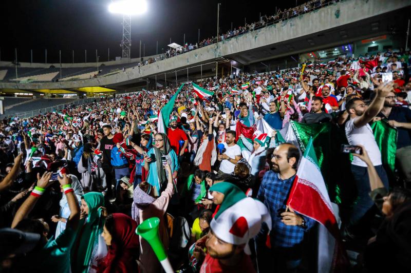 Las autoridades cortan la emisión del partido en las pantallas del estadio de Teherán por la presencia femenina y para no difundir imágenes de aficionadas en Rusia. 