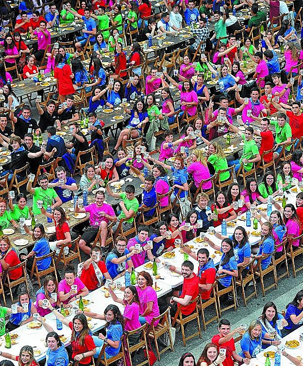 El sábado habrá 700 jóvenes compartiendo mesa en la comida de la plaza de Unzaga. 