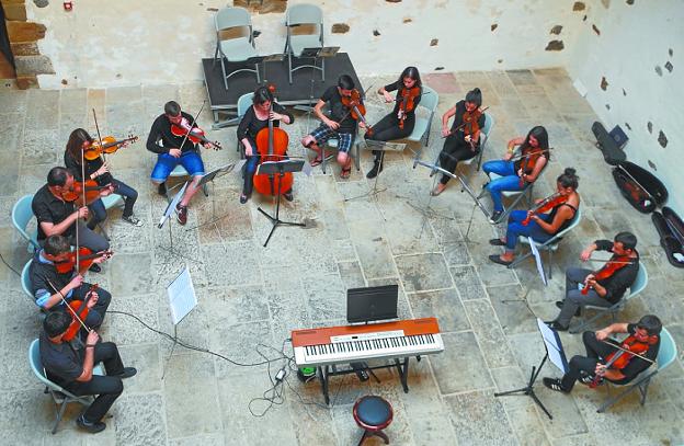 El palacio de Igartza. La orquesta de cuerda de Musika Eskola en un concierto.