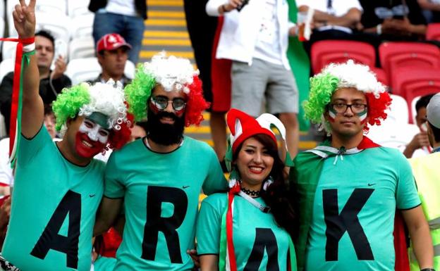 Una aficionada de Irán con tres seguidores más de la selección persa.