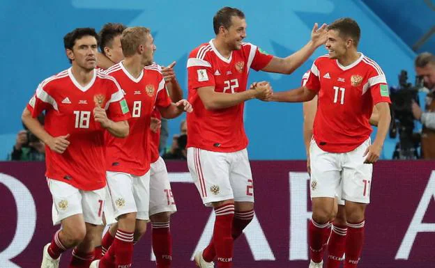 Rusia celebra uno de los goles ante Egipto.