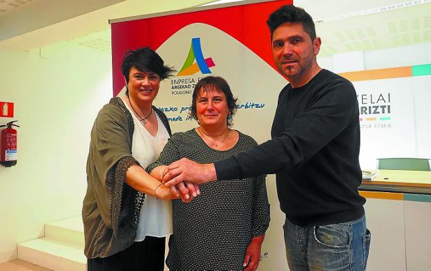 Presentación. Rosa Maiza, Bakarne Egiguren y Mikel Serrano, ayer en la casa de cultura Zelai Arizti. 