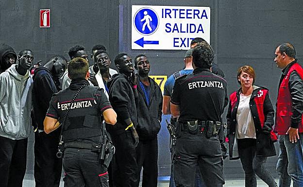 Los migrantes que llegaron el lunes a la estación de autobuses, poco después de arribar a Donostia.