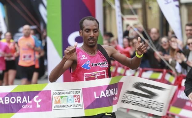 Gizaw Bekele cruza la línea de meta en la Media de Donostia de abril de este año.