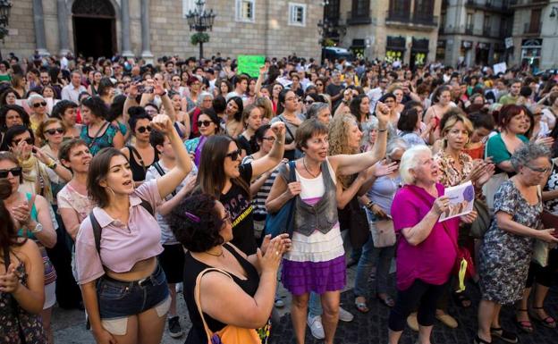 Cientos de personas se han concentrado esta tarde en la plaza Sant Jaume de Barcelona para expresar su rechazo hacia la decisión judicial de dejar en libertad bajo fianza a los integrantes de La Manada. 
