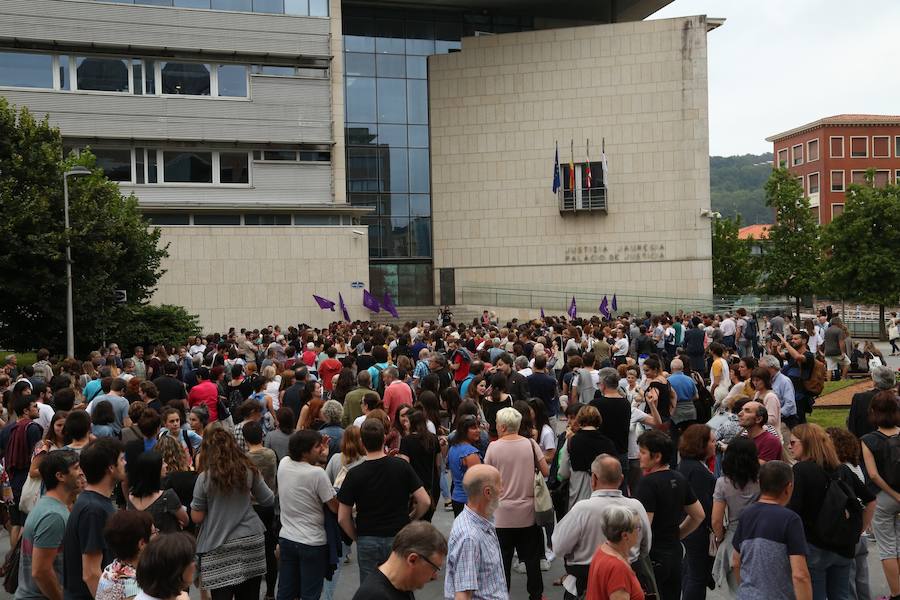 Miles de personas han participado este jueves por la tarde en una protesta multitudinaria por la libertad provisional decretada por la Audiencia de Navarra por los miembros de 'La Manada' acusados de abuso sexual en los San Fermín de 2016.