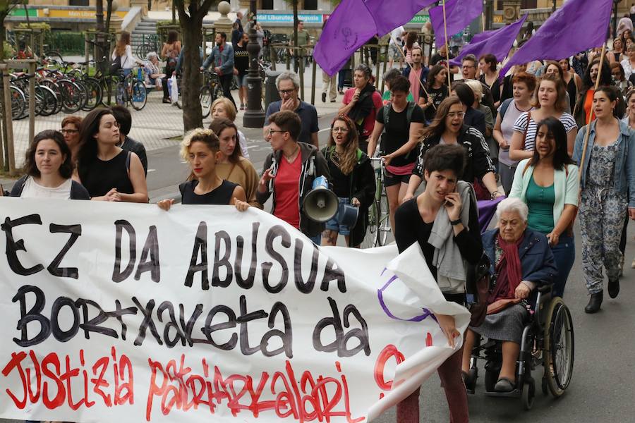 Miles de personas han participado este jueves por la tarde en una protesta multitudinaria por la libertad provisional decretada por la Audiencia de Navarra por los miembros de 'La Manada' acusados de abuso sexual en los San Fermín de 2016.