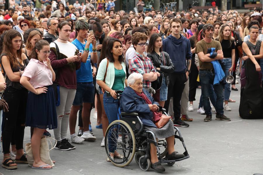 Miles de personas han participado este jueves por la tarde en una protesta multitudinaria por la libertad provisional decretada por la Audiencia de Navarra por los miembros de 'La Manada' acusados de abuso sexual en los San Fermín de 2016.