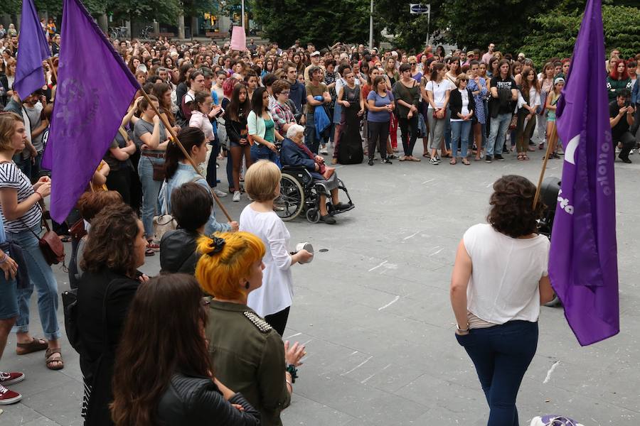 Miles de personas han participado este jueves por la tarde en una protesta multitudinaria por la libertad provisional decretada por la Audiencia de Navarra por los miembros de 'La Manada' acusados de abuso sexual en los San Fermín de 2016.