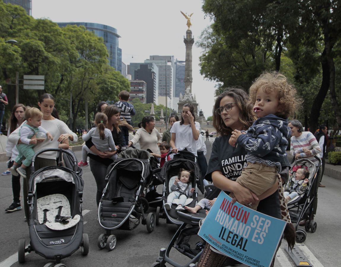 Ciudadanos de Ciudad de México protestan ante la embajada estadounidense contra la política de separación de familias migrantes impulsada por Trump.
