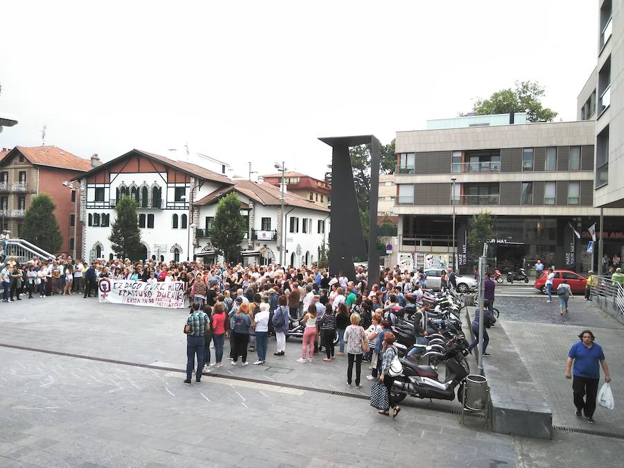 Miles de personas han salido este viernes a las calles en las principales localidades de Gipuzkoa para protestar por la libertad provisional de los cinco miembros de 'La Manada', que ya han abandonado la cárcel.