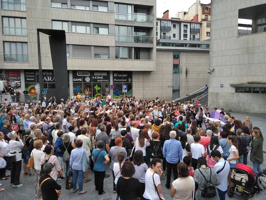 Miles de personas han salido este viernes a las calles en las principales localidades de Gipuzkoa para protestar por la libertad provisional de los cinco miembros de 'La Manada', que ya han abandonado la cárcel.