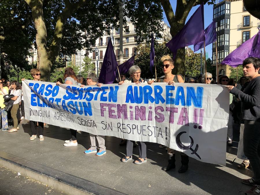 Miles de personas han salido este viernes a las calles en las principales localidades de Gipuzkoa para protestar por la libertad provisional de los cinco miembros de 'La Manada', que ya han abandonado la cárcel.