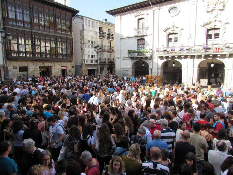Miles de personas han salido este viernes a las calles en las principales localidades de Gipuzkoa para protestar por la libertad provisional de los cinco miembros de 'La Manada', que ya han abandonado la cárcel.