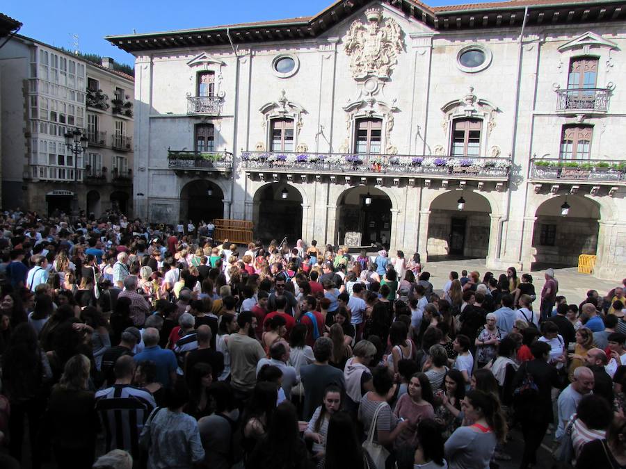 Miles de personas han salido este viernes a las calles en las principales localidades de Gipuzkoa para protestar por la libertad provisional de los cinco miembros de 'La Manada', que ya han abandonado la cárcel.