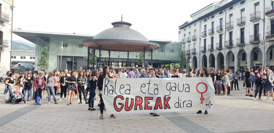 Miles de personas han salido este viernes a las calles en las principales localidades de Gipuzkoa para protestar por la libertad provisional de los cinco miembros de 'La Manada', que ya han abandonado la cárcel.