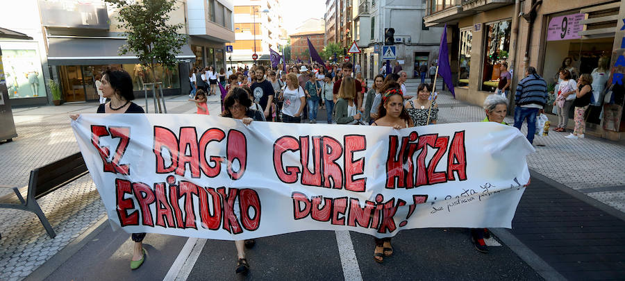Miles de personas han salido este viernes a las calles en las principales localidades de Gipuzkoa para protestar por la libertad provisional de los cinco miembros de 'La Manada', que ya han abandonado la cárcel.