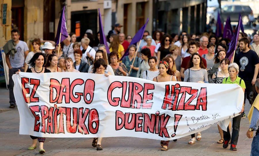 Miles de personas han salido este viernes a las calles en las principales localidades de Gipuzkoa para protestar por la libertad provisional de los cinco miembros de 'La Manada', que ya han abandonado la cárcel.