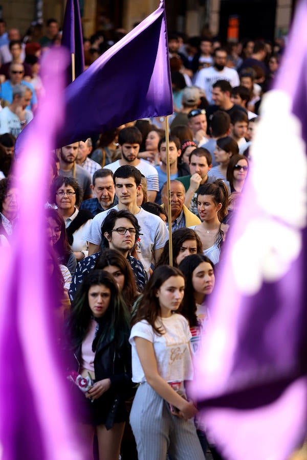 Miles de personas han salido este viernes a las calles en las principales localidades de Gipuzkoa para protestar por la libertad provisional de los cinco miembros de 'La Manada', que ya han abandonado la cárcel.