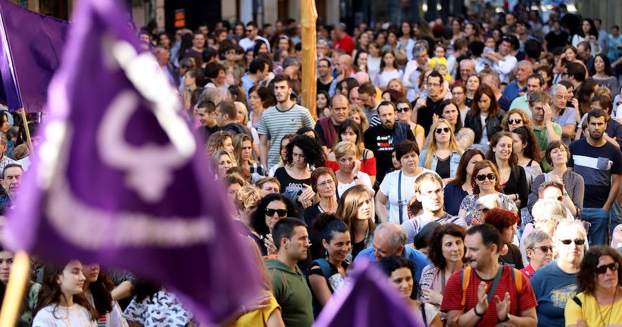 Miles de personas han salido este viernes a las calles en las principales localidades de Gipuzkoa para protestar por la libertad provisional de los cinco miembros de 'La Manada', que ya han abandonado la cárcel.