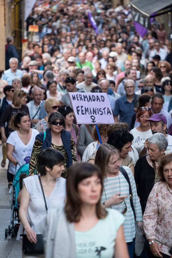 Miles de personas han salido este viernes a las calles en las principales localidades de Gipuzkoa para protestar por la libertad provisional de los cinco miembros de 'La Manada', que ya han abandonado la cárcel.