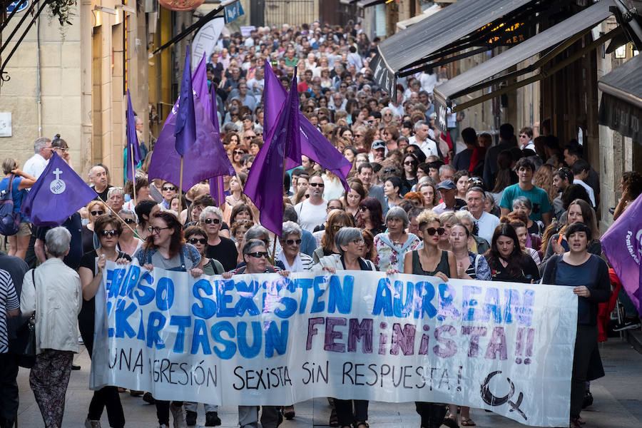 Miles de personas han salido este viernes a las calles en las principales localidades de Gipuzkoa para protestar por la libertad provisional de los cinco miembros de 'La Manada', que ya han abandonado la cárcel.