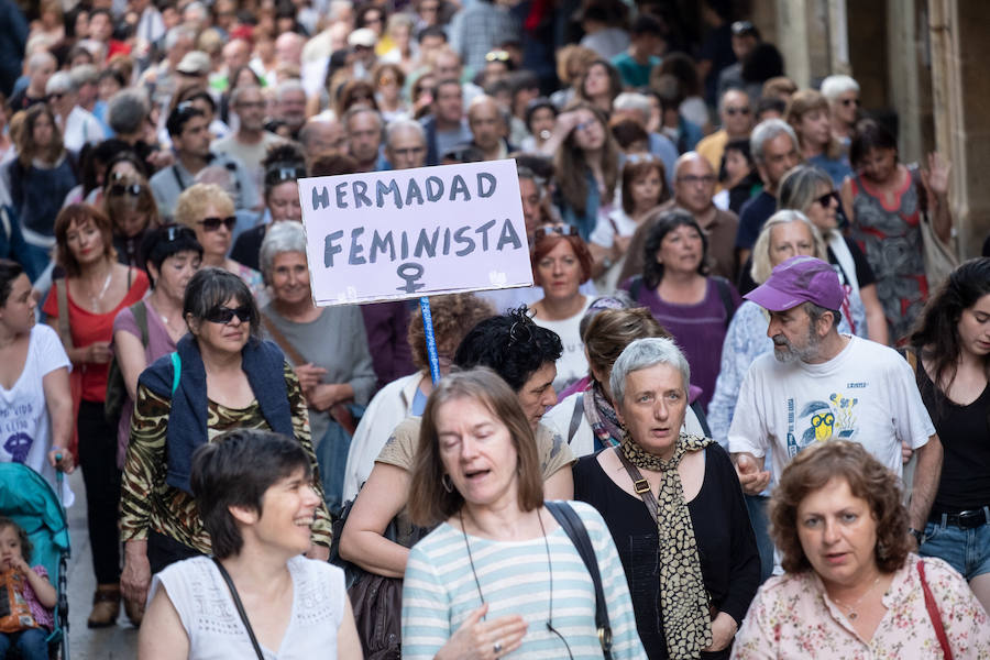 Miles de personas han salido este viernes a las calles en las principales localidades de Gipuzkoa para protestar por la libertad provisional de los cinco miembros de 'La Manada', que ya han abandonado la cárcel.