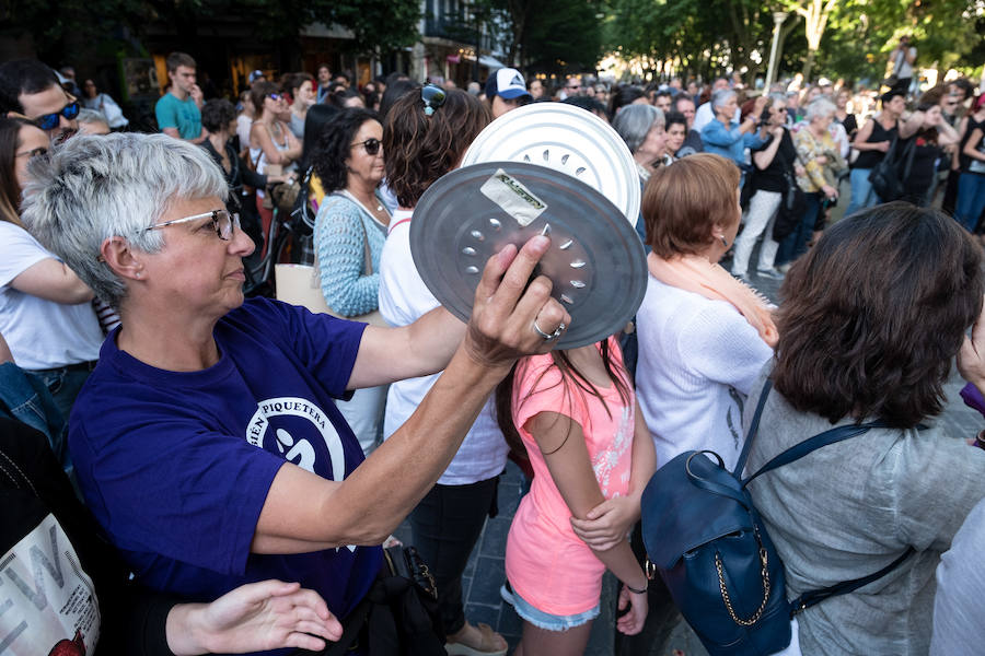 Miles de personas han salido este viernes a las calles en las principales localidades de Gipuzkoa para protestar por la libertad provisional de los cinco miembros de 'La Manada', que ya han abandonado la cárcel.