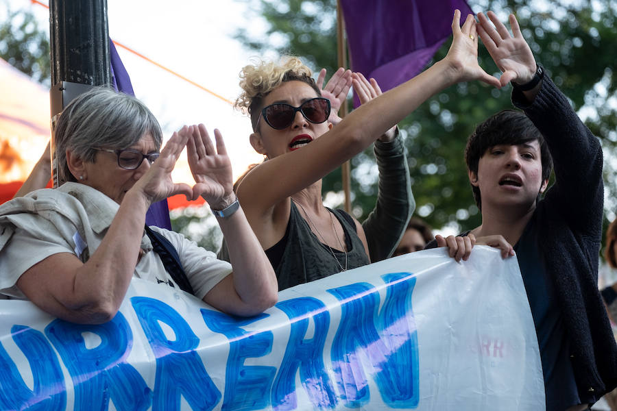Miles de personas han salido este viernes a las calles en las principales localidades de Gipuzkoa para protestar por la libertad provisional de los cinco miembros de 'La Manada', que ya han abandonado la cárcel.