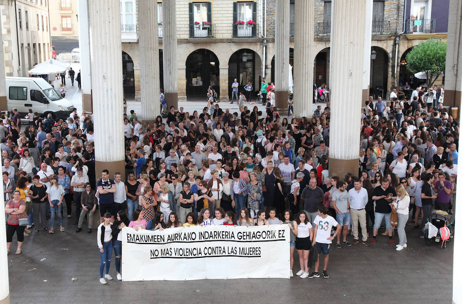 Miles de personas han salido este viernes a las calles en las principales localidades de Gipuzkoa para protestar por la libertad provisional de los cinco miembros de 'La Manada', que ya han abandonado la cárcel.
