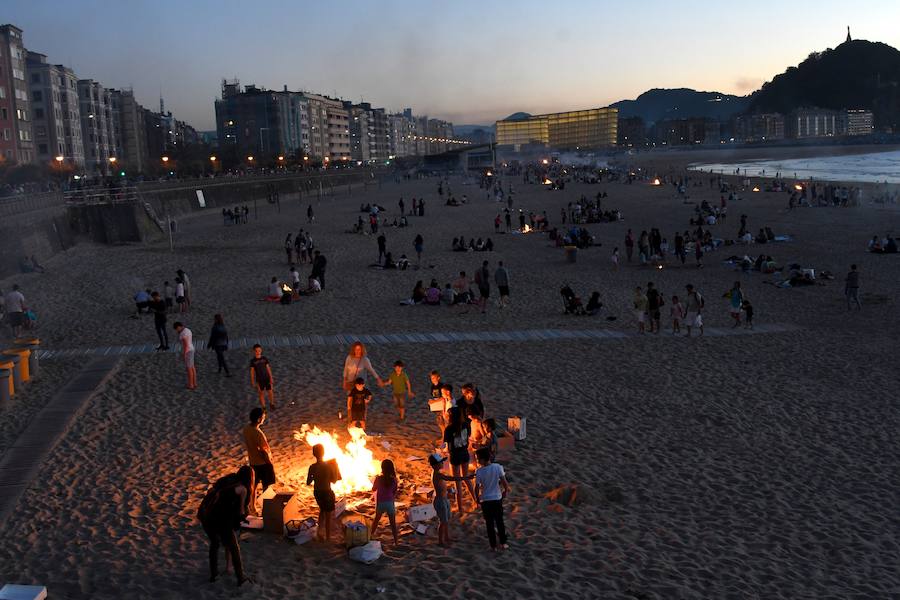 En San Sebastián, diecisiete hogueras se encendieron en los barrios de la ciudad para celebrar el solsticio de verano