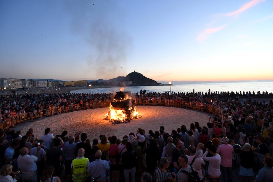 En San Sebastián, diecisiete hogueras se encendieron en los barrios de la ciudad para celebrar el solsticio de verano
