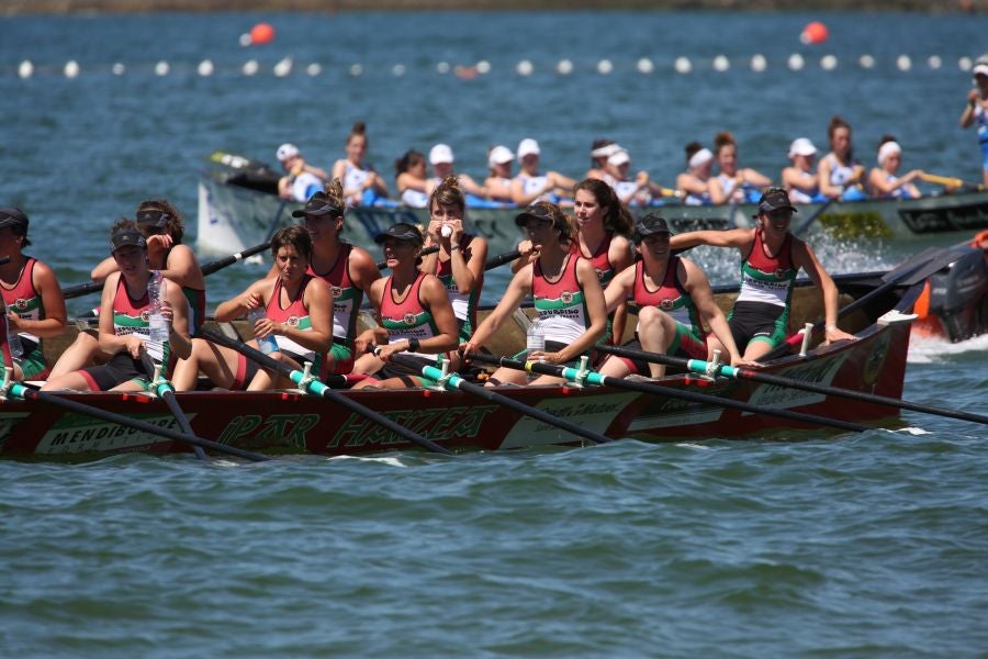 Las bateleras superan a la Txiki en 13.52 y Arraun Lagunak y Hondarribia se hacen fuertes por detrás