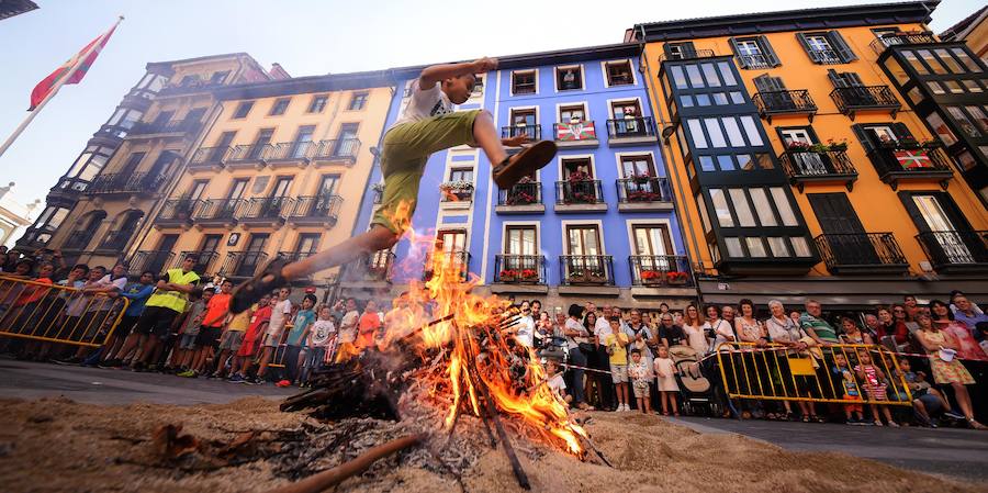 Las hogueras del sábado dejan paso a la jornada más señalada, que contará con la participación de 1.500 personas en el Alarde 