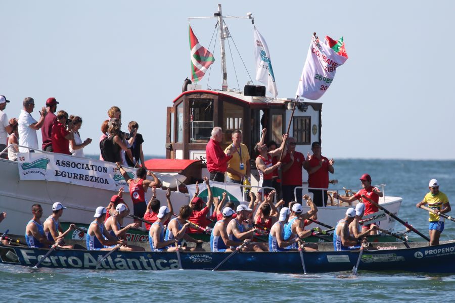 Getaria se llevó la honrilla en Donibane Lohizune pero la gloria fue para Deusto-Bilbao. La Esperantza se impuso en la tanda de honor tras sufrir en los tres largos de ida y gozar en los tres de popare, pero no pudo remontar el mejor registro de la Tomatera en la segunda serie. 