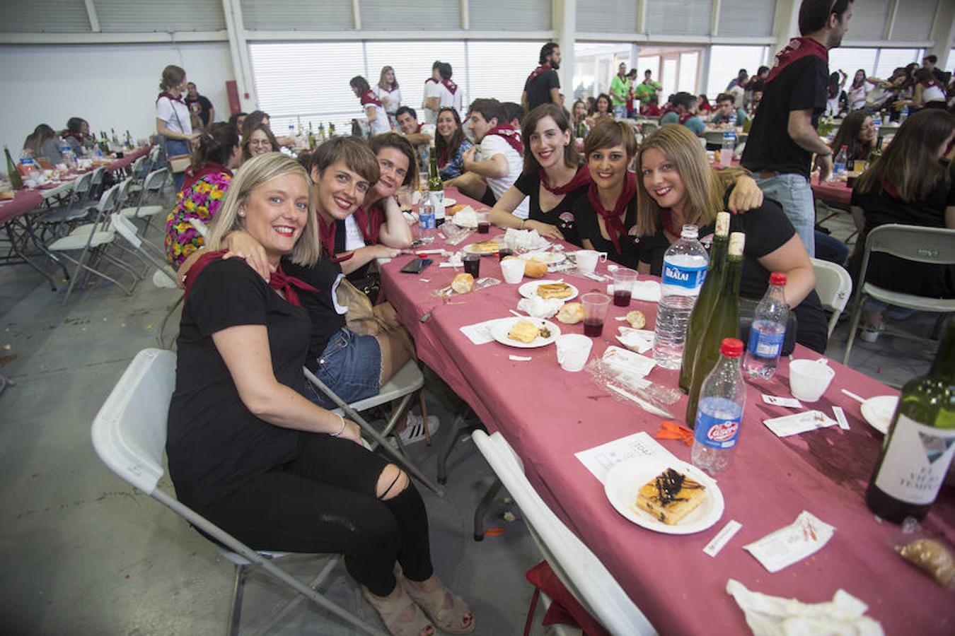 La comida de cuadrillas y diferentes actividades sirvieron de aperitivo para el arranque de las fiestas
