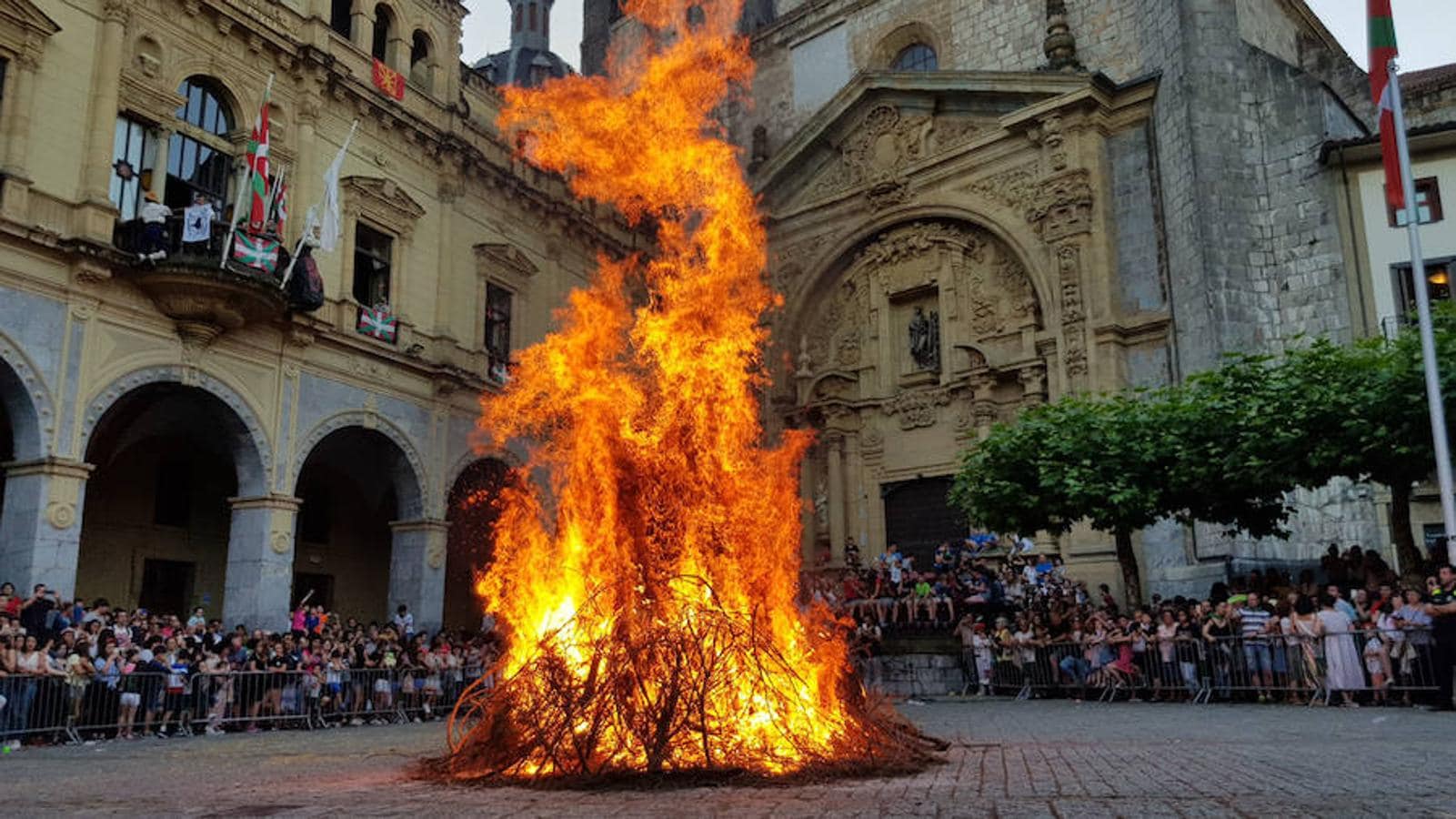 Hernani comenzaba sus fiestas, y tras un día repleto de actividades, llegaron conciertos y la Salve en la iglesia, el tradicional baile de la soka-dantza que bailan miembros de la Corporación y el cálido resplandor de la hoguera de San Juan