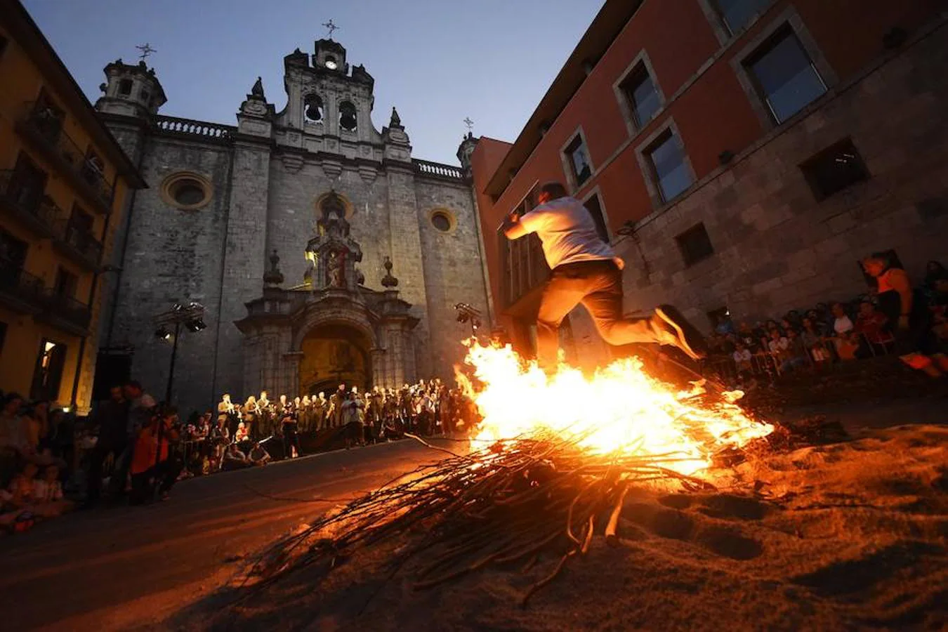 Las hogueras del sábado dejan paso a la jornada más señalada, que contará con la participación de 1.500 personas en el Alarde 