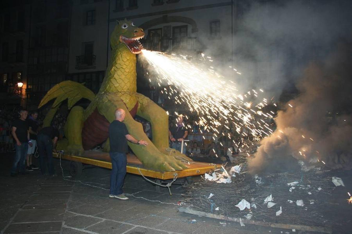 La muchedumbre tomó las calles a partir de las 21.00 para asistir a la 25º edición de Errementari Dantza, un espectáculo que es el punto culminante de la noche de San Juan y su hoguera, y al que siguió la tradicional Tamborrada de San Juan.