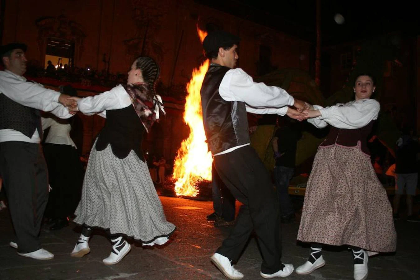 La muchedumbre tomó las calles a partir de las 21.00 para asistir a la 25º edición de Errementari Dantza, un espectáculo que es el punto culminante de la noche de San Juan y su hoguera, y al que siguió la tradicional Tamborrada de San Juan.