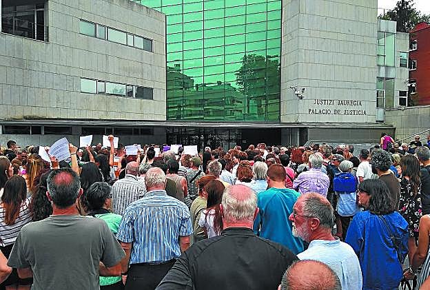 Concentración celebrada ayer en la plaza José Ramón Amunarriz, frente al Juzgado. 