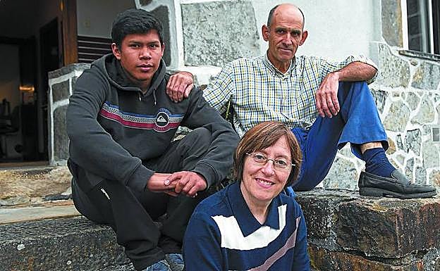 Axun Esnaola y Juan Carlos Aguirre viven en Legazpi junto a su hijo Joseba, de 20 años, a quien adoptaron en Ecuador. 