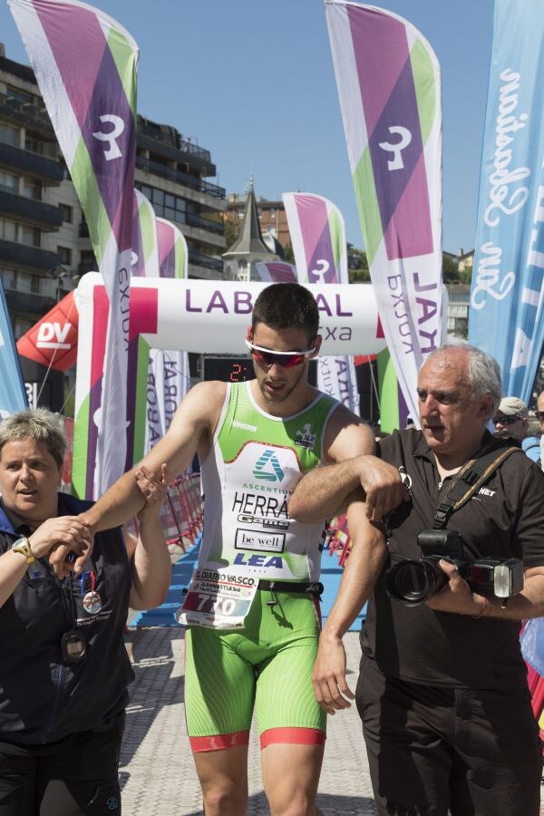 El albaceteño de 24 años David Castro se metió en el bolsillo a la entregada y numerosa afición donostiarra que aplaudió con entusiasmo eltriunfo del triatleta en el 33 Memorial Onditz disputado este domingo.