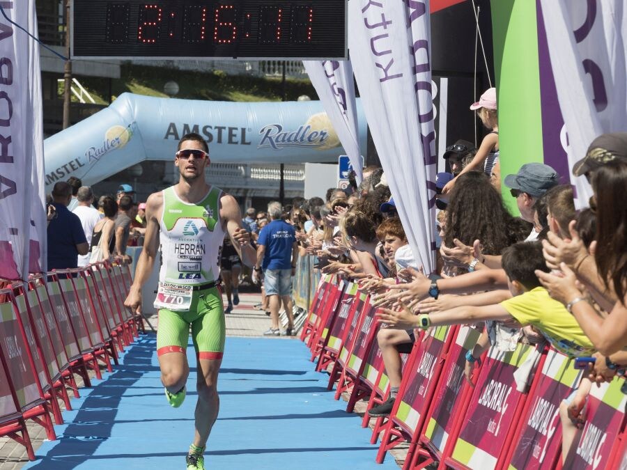 El albaceteño de 24 años David Castro se metió en el bolsillo a la entregada y numerosa afición donostiarra que aplaudió con entusiasmo eltriunfo del triatleta en el 33 Memorial Onditz disputado este domingo.