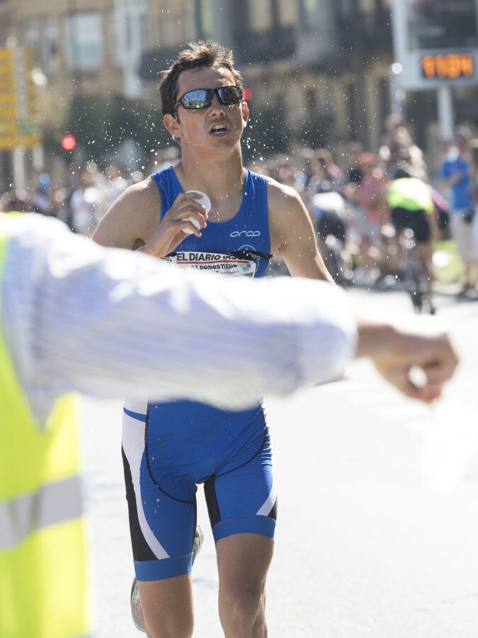 El albaceteño de 24 años David Castro se metió en el bolsillo a la entregada y numerosa afición donostiarra que aplaudió con entusiasmo eltriunfo del triatleta en el 33 Memorial Onditz disputado este domingo.