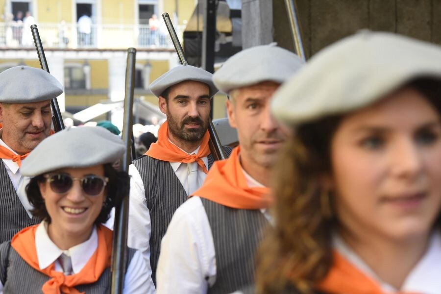 El día más festivo del año llega aderezado por la buena climatología y ha contado con la participación de 1.500 personas en el Alarde. 