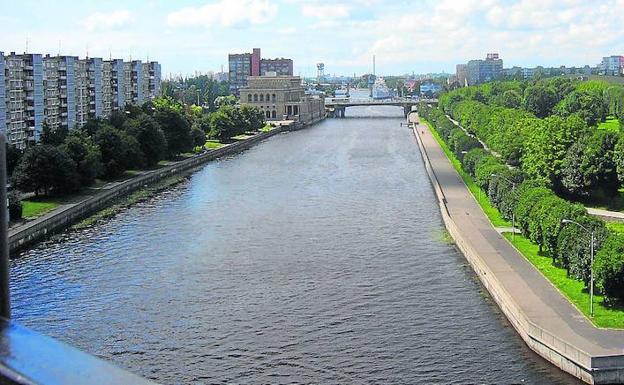 El río Pregolya (Pregel en alemán) a su paso por la ciudad de Kaliningrado.